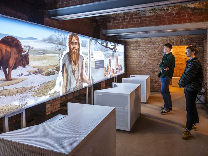 Zwei Personen betrachten den Film zur Parkhöhle durch Raum und Zeit