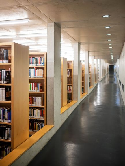 Unterirdischer Teil des Studienzentrums mit Bücherregalen 