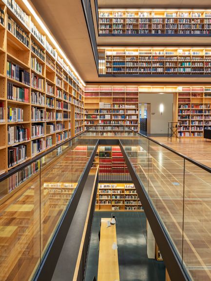 Blick vom Bücherkubus des Studienzentrums auf den Arbeitsbereich im darunterliegenden Stockwerk