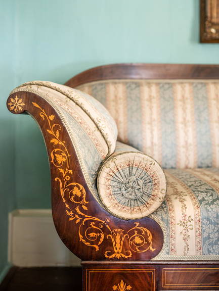 Detail eines Möbelstücks im Schiller-Museum Bauerbach