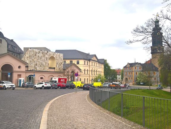 Das Erlebnisportal mit Blick auf das Residenzschloss