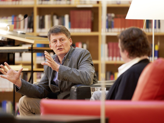 Wolfgang Grade und Annette Seemann im Bücherkubus der Herzogin Anna Amalia Bibliothek, 02.05.2021