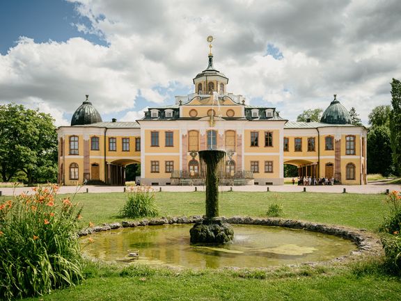 Vor dem Brunnenplatz tront das barocke sommergelbe Schloss Belvedere
