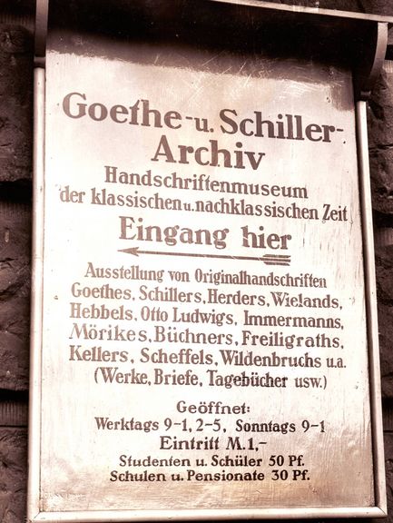 Foto einer Hinweistafel am Eingang des Archivs von 1932