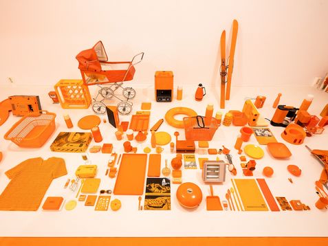 Foto von DDR-Alltagsgegenständen in einer Wohnung, fotografiert mit einem orangenen Filter