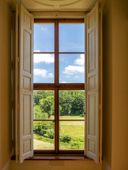 Blick durchs Fenster in den Park an der Ilm