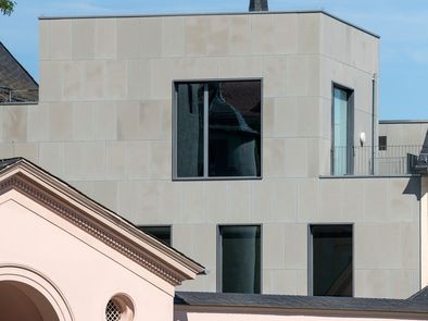 Am Studienzentrum der Herzogin Anna Amalia Bibliothek mischen sich moderne und historische Architektur.