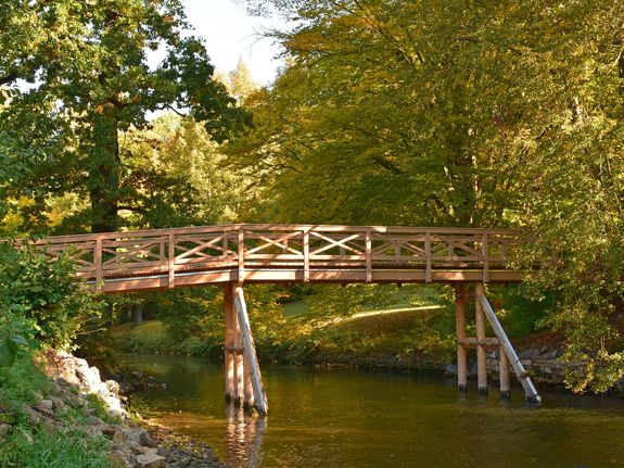 Die neu gebaute Salonbrücke im Schlosspark Tiefurt