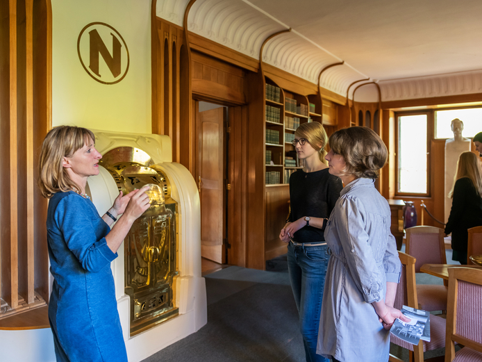 Frau erklärt zwei Besucherinnen etwas zum Inventar im Nietzsche-Archiv