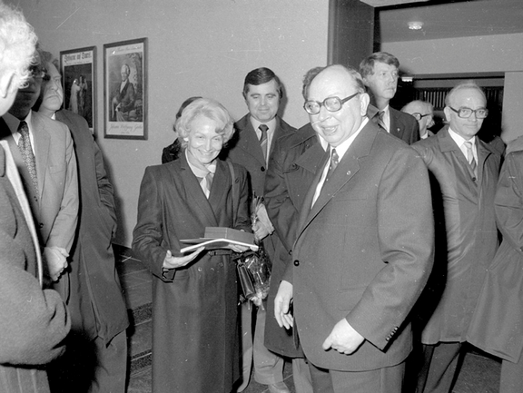 Foto der Gäste des Ministeriums der DDR der Bezirksleitung der SED sowie weitere Persönlichkeiten bei der Wiedereröffnung des Goethe-Nationalmuseums am 23. März 1982.