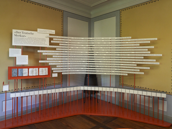 Textliche Präsentation an der Wand eines historischen Wohnraums um 1800