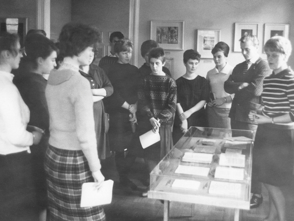 Foto des Besuchs einer 12. Klasse der Oberschule aus Herzberg im Goethe-Nationalmuseum am 20.11.1962