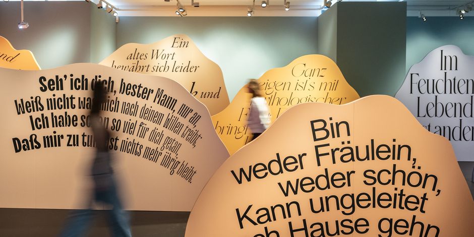 Faust. Eine Ausstellung Anblick von hintereinander aufgestellten Texttafeln