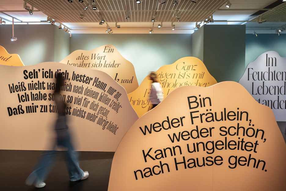 Faust. Eine Ausstellung Anblick von hintereinander aufgestellten Texttafeln
