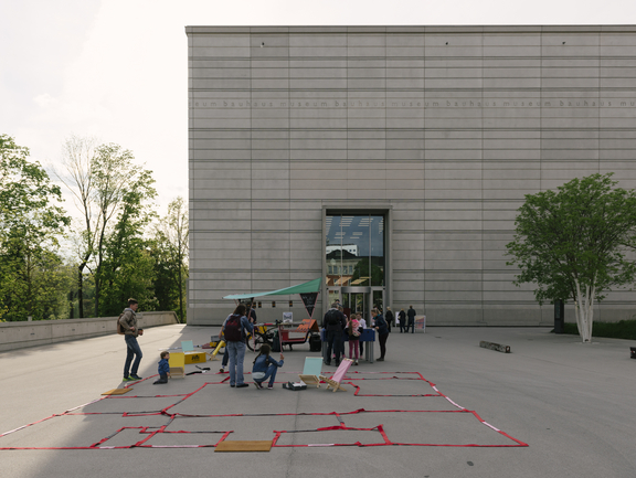 Ansicht des Bauhaus-Museums mit Menschen davor