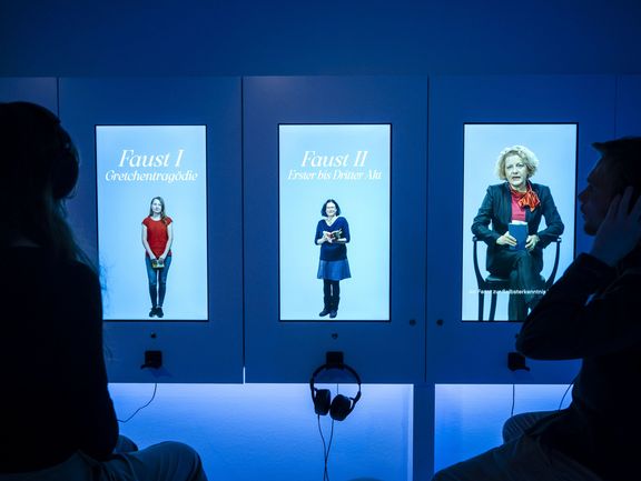 Videoleinwand mit drei hochformatigen Videos