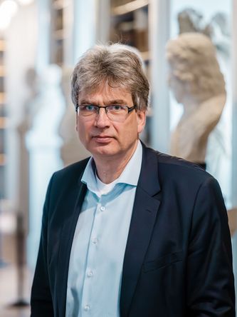 Dr. Reinhard Laube, Foto: Henry Sowinski © Klassik Stiftung Weimar Portraitfoto von Dr. Reinhard Laube in der Herzogin Anna Amalia Bibliothek