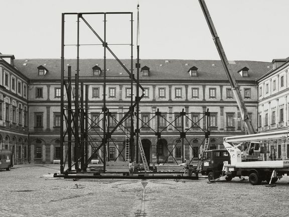 SW Fotografie von Renno. Aufbau des Kubus 1993 zum Weimarer Kunstfest.