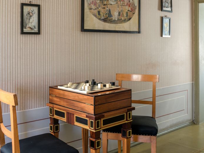 Abstraktes Schachspiel in Wohnräumen