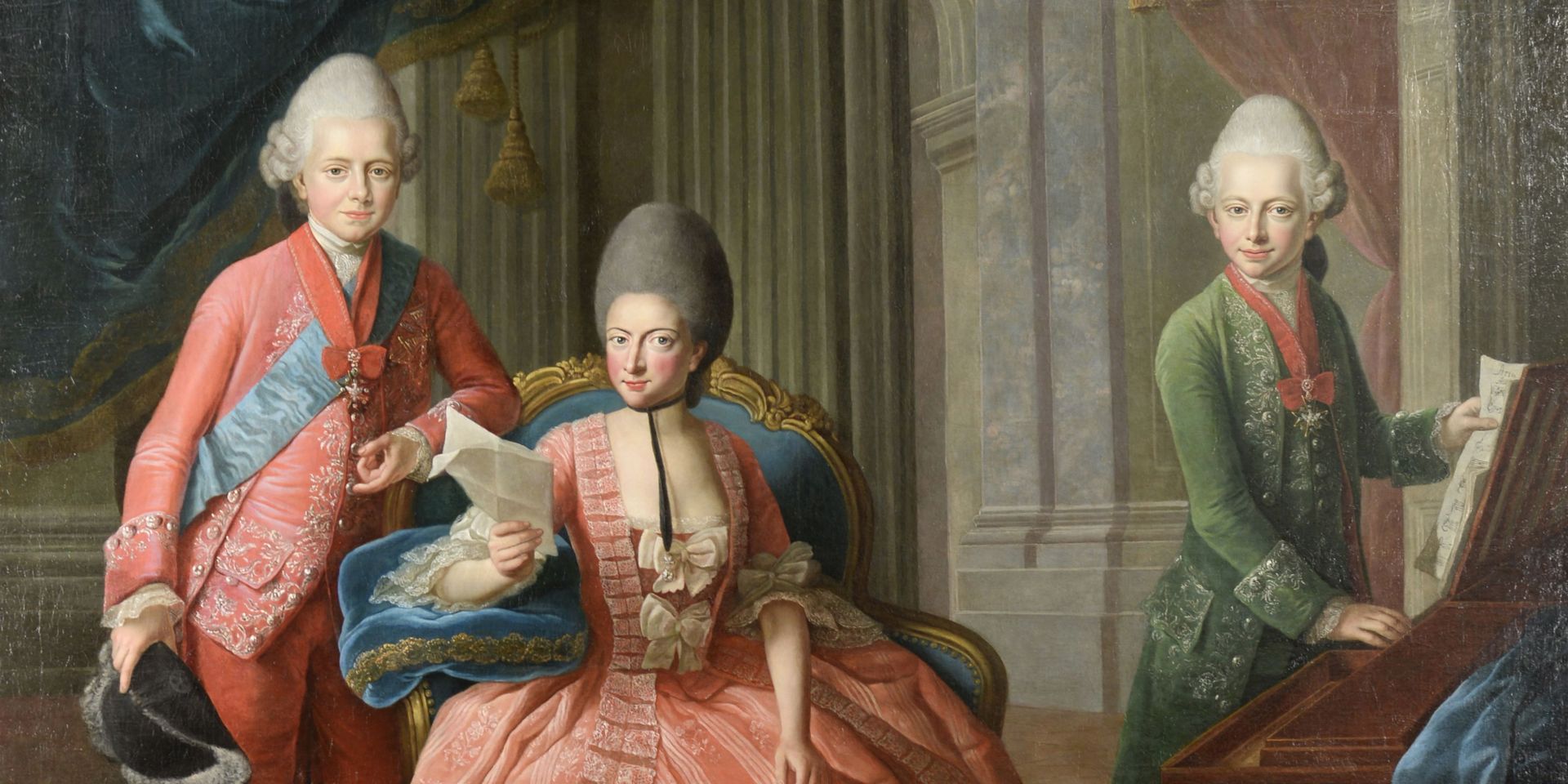 Anna Amalia und ihre Söhne Carl August und Friedrich Ferdinand Constantin Das Rokokoporträt zeigt drei Personen: In der Mitte sitzt eine Frau in einem rosa Kleid, hinter ihr stehen zwei Männer.