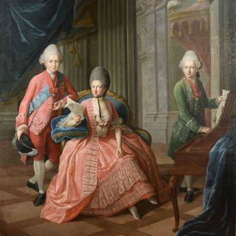 Das Rokokoporträt zeigt drei Personen: In der Mitte sitzt eine Frau in einem rosa Kleid, hinter ihr stehen zwei Männer.
