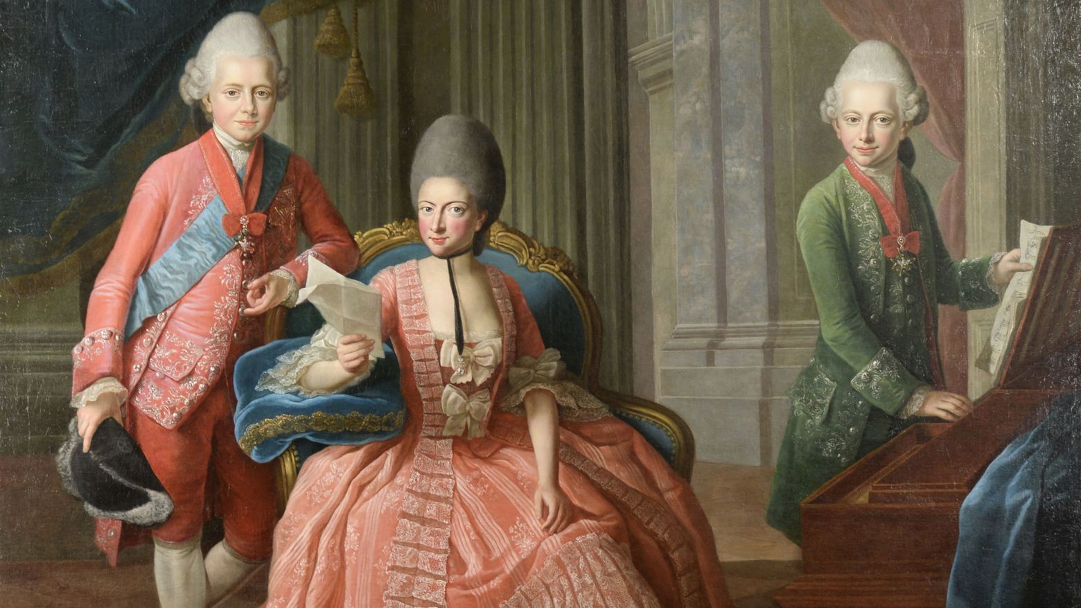 Anna Amalia und ihre Söhne Carl August und Friedrich Ferdinand Constantin Das Rokokoporträt zeigt drei Personen: In der Mitte sitzt eine Frau in einem rosa Kleid, hinter ihr stehen zwei Männer.