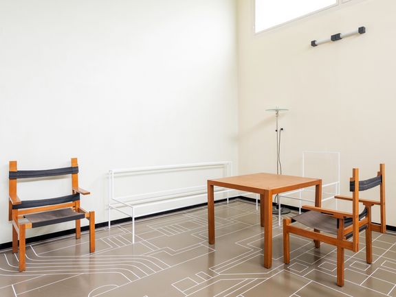 Salon mit Umrissmöbeln und Nachbauten