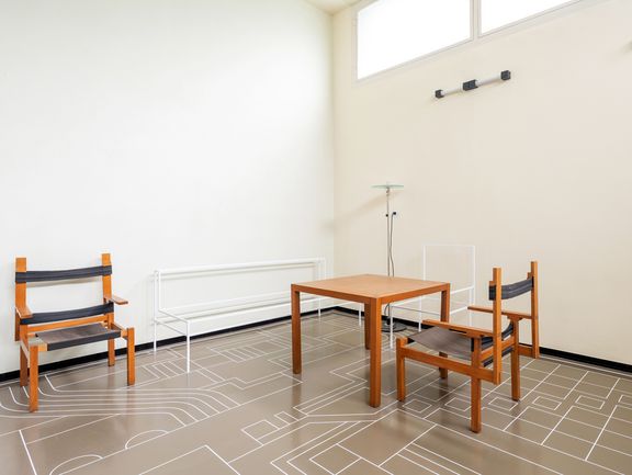 Salon mit Umrissmöbeln und Nachbauten