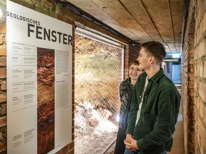 Das geologische Fenster enthüllt die Gesteinsschichten der Parkhöhle