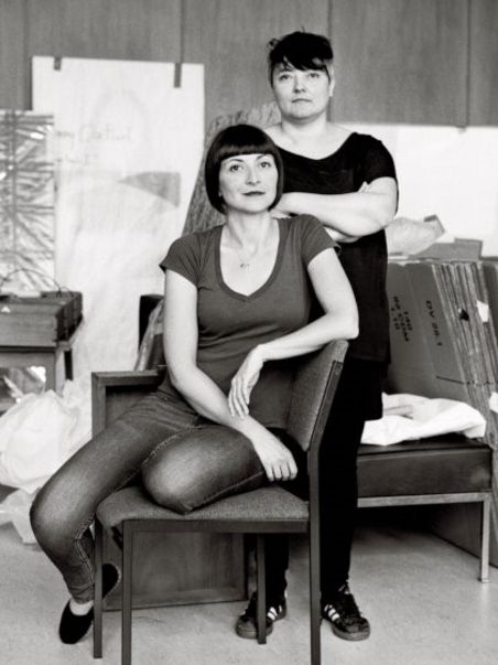 Porträtfoto von Anny und Sibel Ötztürk, Bauhaus-Fellows 2023. 