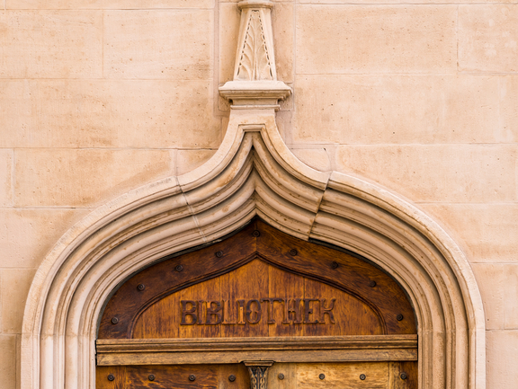 Détail d'une porte du bâtiment de la bibliothèque historique