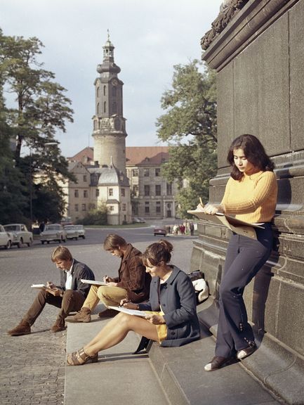 Zitat: "27. September 1971 – Eine trotz großer kulturhistorischer Tradition jung gebliebene Stadt ist Weimar. Der Reporter traf diese Studierende der Hochschule der Architektur und Bauwesen beim Freihandzeichnen. In Hintergrund sieht man das Weimarer Schloss."