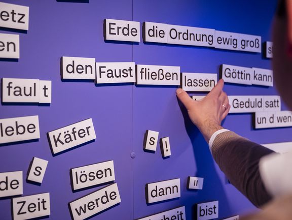 Eine blaue Wand mit weißen Wörtern, die man verschieben kann