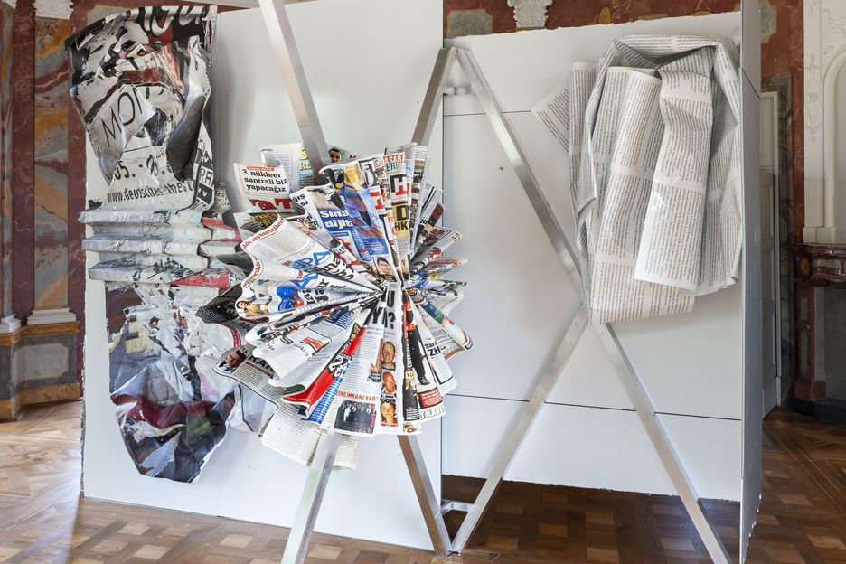 Olaf Metzel: Deutschstunde Kunstwerk aus Zeitungspapier in historischem Raum