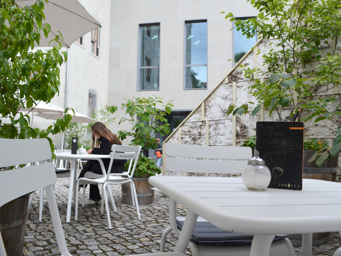 Ein weißer Tisch mit Stühlen