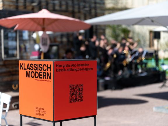 Auf roten Aufstellern liegt die Ausgabe zum Faust griffbereit.