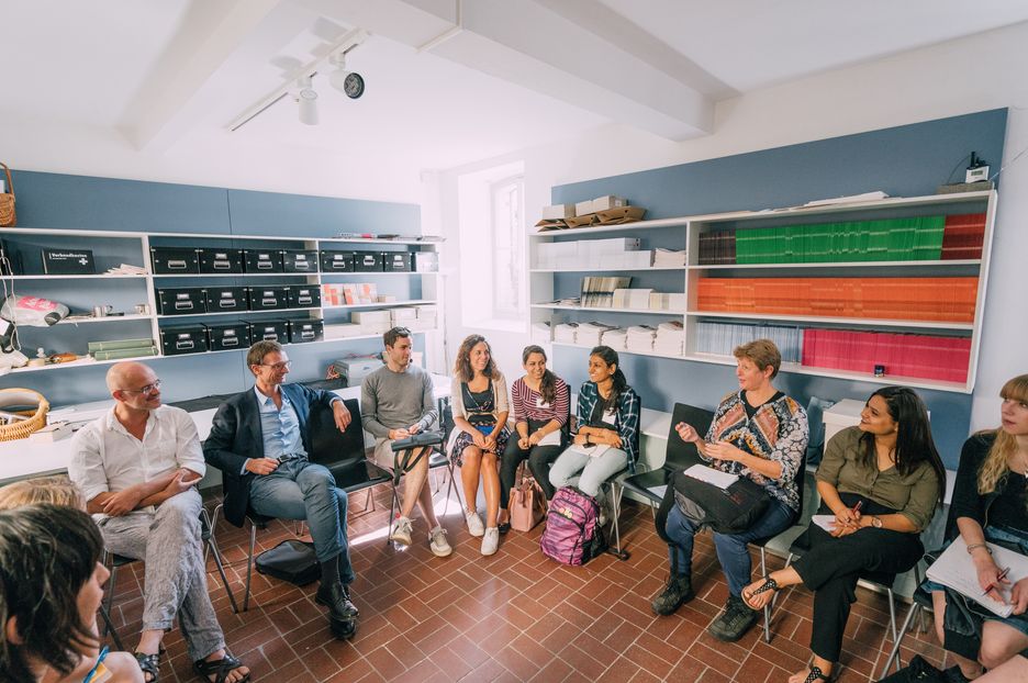 Personen verschiedener Altergruppen unterhalten sich angeregt in einem Stuhlkreis 