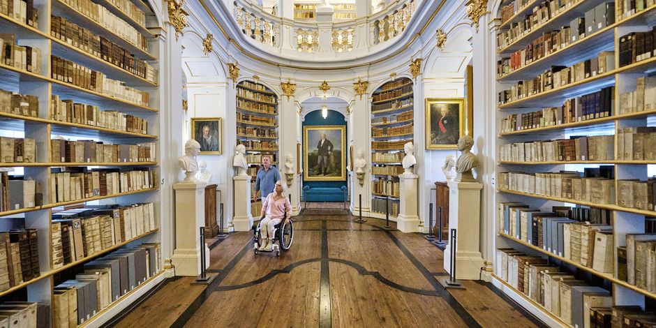 Gäste im Rokokosaal der Herzogin Anna Amalia Bibliothek