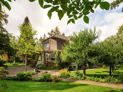 Das Haus Hohe Pappeln inmitten des Gartens