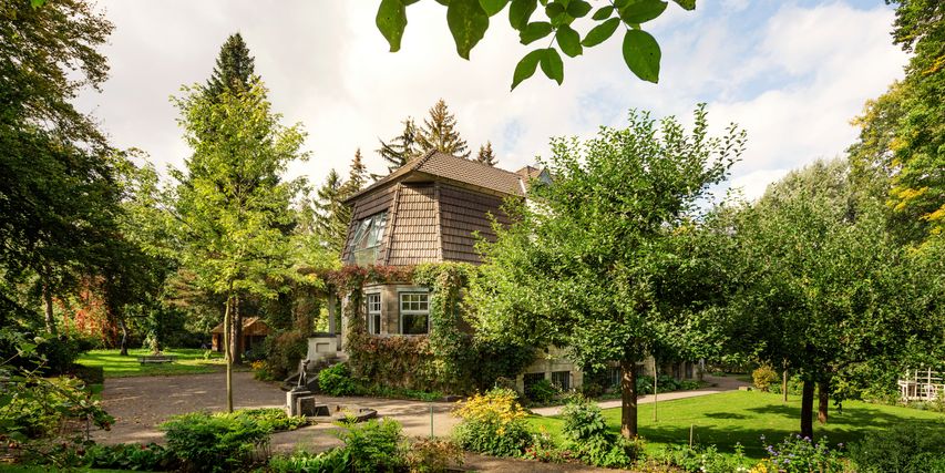 Haus Hohe Pappeln Das Haus Hohe Pappeln inmitten des Gartens